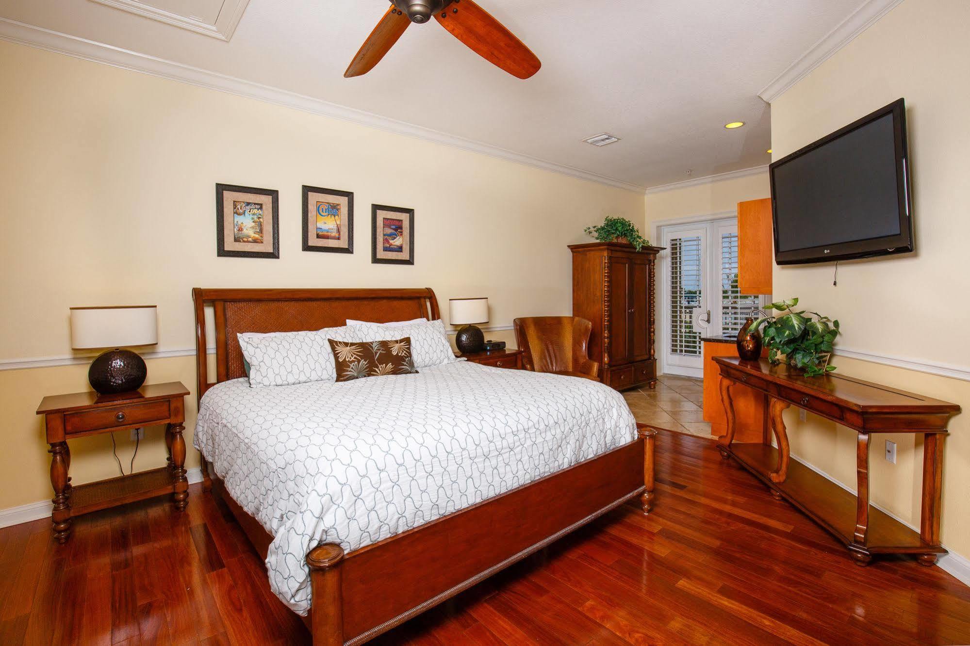 Key West Harbour Oceanfront Suites Экстерьер фото
